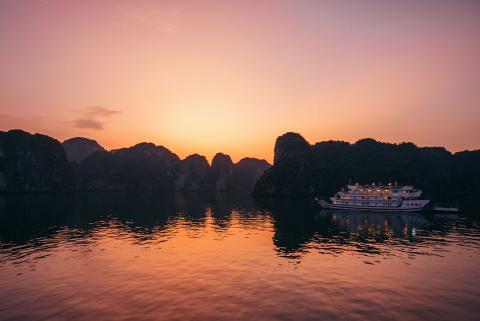 tvsf_sunset_halong_bay_vietnam_boat