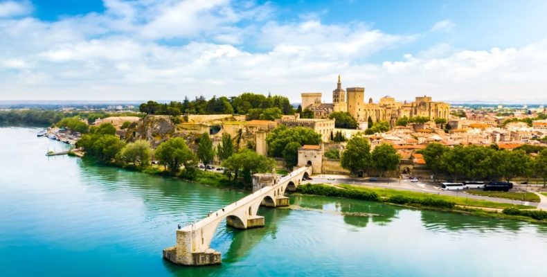 avignon-shutterstock_2140670315